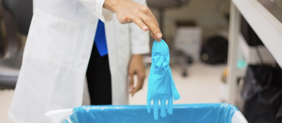 Laboratoires d'analyses médicales : prévenir les risques au travail