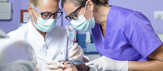 Chirurgiens-dentistes : les assistants doivent s'inscrire au répertoire Adeli